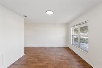 1238 Padgett Cir in Lady Lake, FL - Foto de edificio - Building Photo