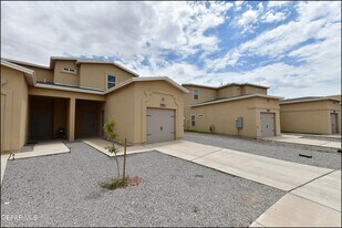 808 HC Gilbert Minjares Dr in Socorro, TX - Building Photo