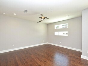 1130 Lott Ave, Unit B in Austin, TX - Building Photo - Building Photo