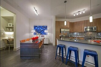 2111 Westheimer Rd in Houston, TX - Foto de edificio - Building Photo