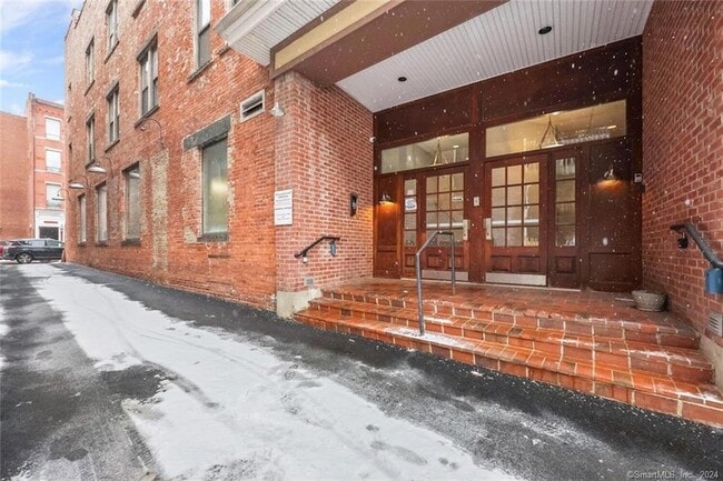 83 Washington St, Unit 2F in Norwalk, CT - Building Photo - Building Photo