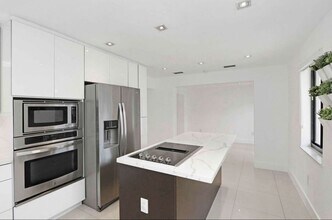 16930 NW 54th Ave in Miami Gardens, FL - Foto de edificio - Building Photo