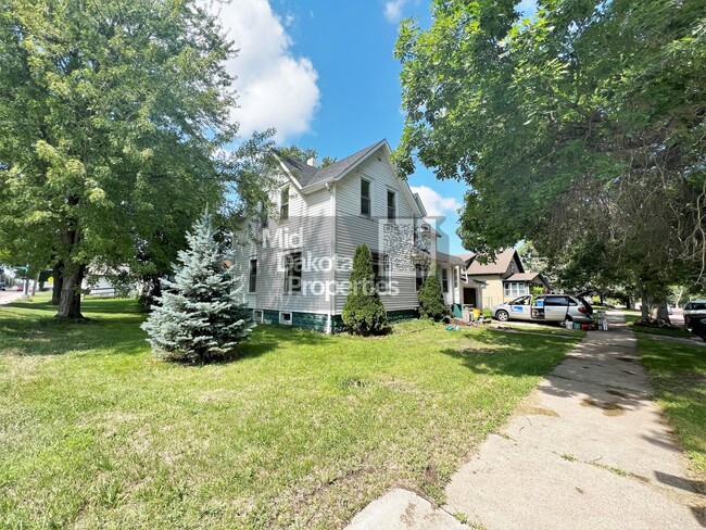 735 S Wisconsin St in Mitchell, SD - Building Photo - Building Photo