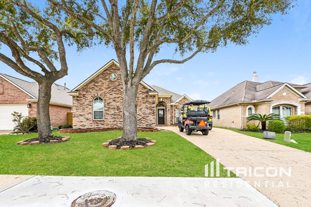 307 Marina Oaks Ct in Kemah, TX - Building Photo