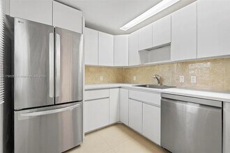 3401 N Country Club Dr, Unit 311 in Aventura, FL - Building Photo - Building Photo