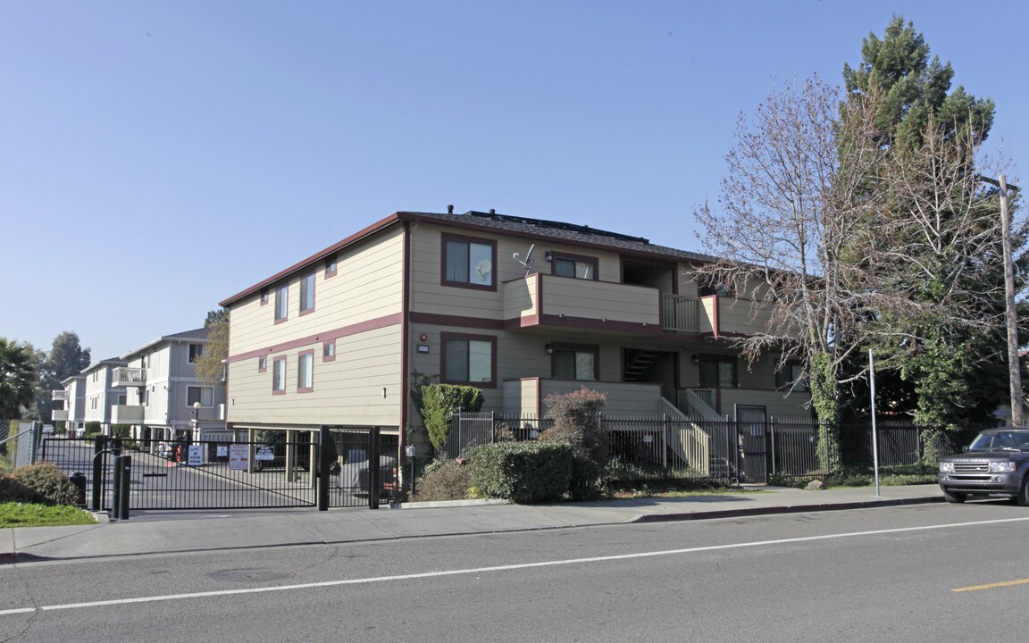 Creekside Villas in Hayward, CA - Building Photo