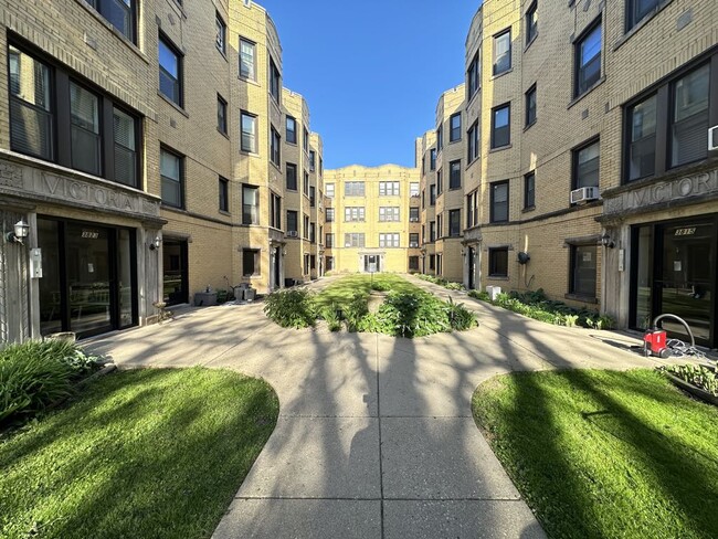 property at 3817 N Greenview Ave