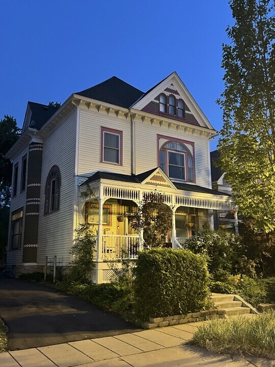 826 Selby Ave in St. Paul, MN - Building Photo