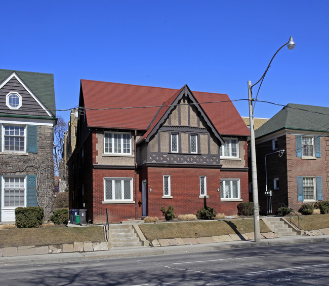 16-18 Lawrence Ave E in Toronto, ON - Building Photo - Primary Photo