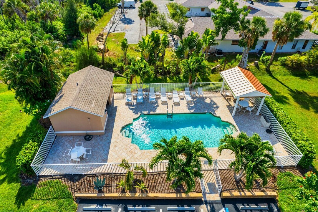 16840 Sanibel Sunset Ct in Ft. Myers, FL - Foto de edificio