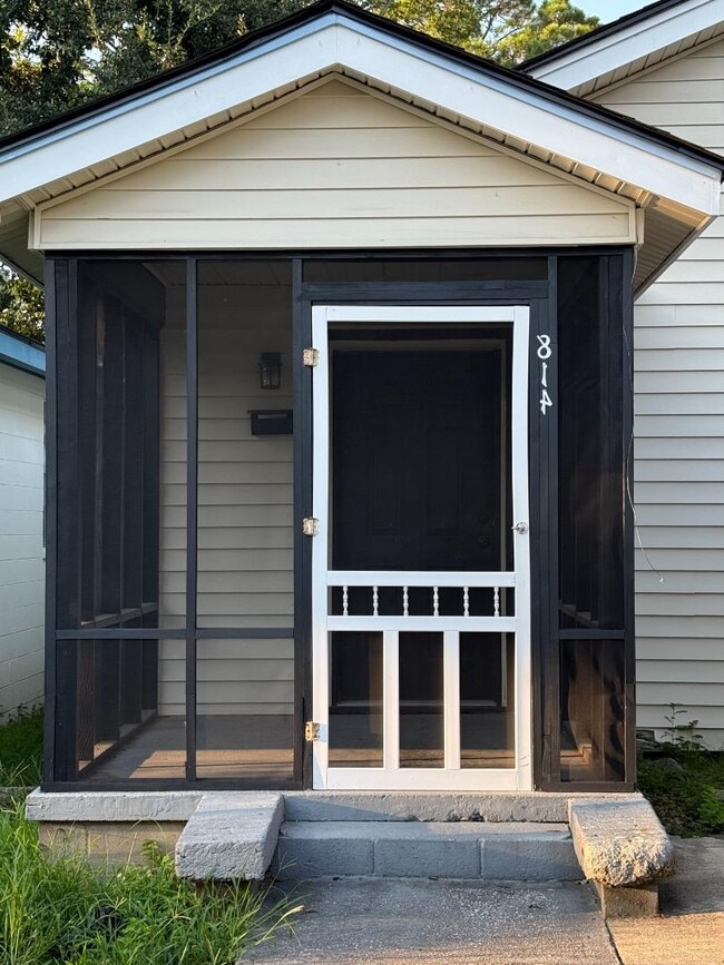 property at 814 W 48th St