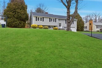 38 Juniper Ln in Holden, MA - Foto de edificio - Building Photo