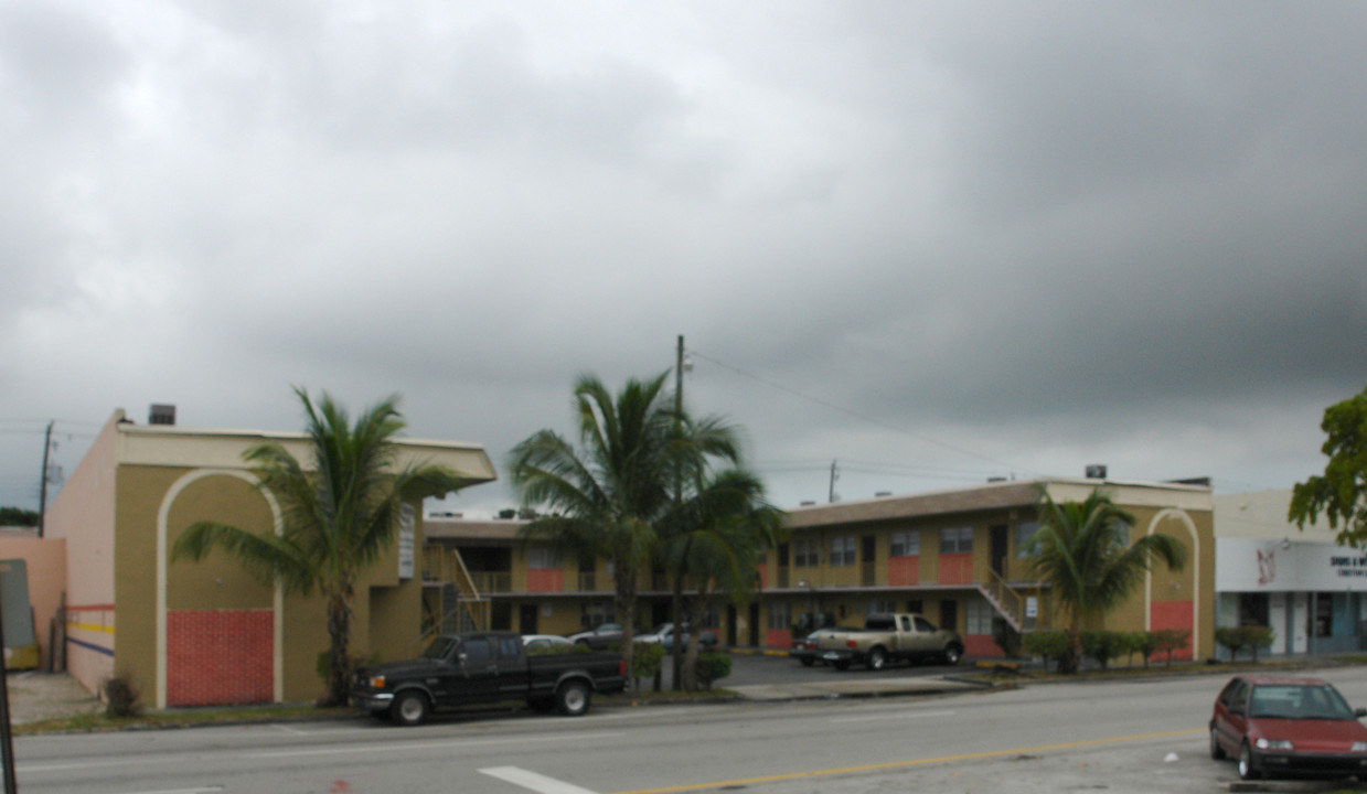 Washington Square Apartments in Hollywood, FL - Foto de edificio