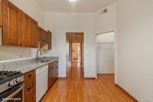 2112 N California Ave, Unit 1 in Chicago, IL - Building Photo - Building Photo