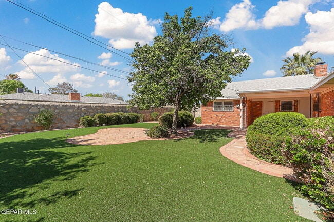 9000 McCabe Dr in El Paso, TX - Foto de edificio - Building Photo