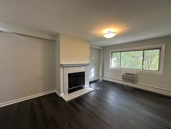 property at 900 W Fullerton Ave