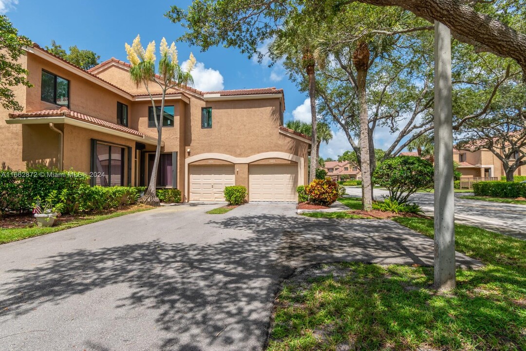 7525 NW 61st Terrace in Parkland, FL - Building Photo