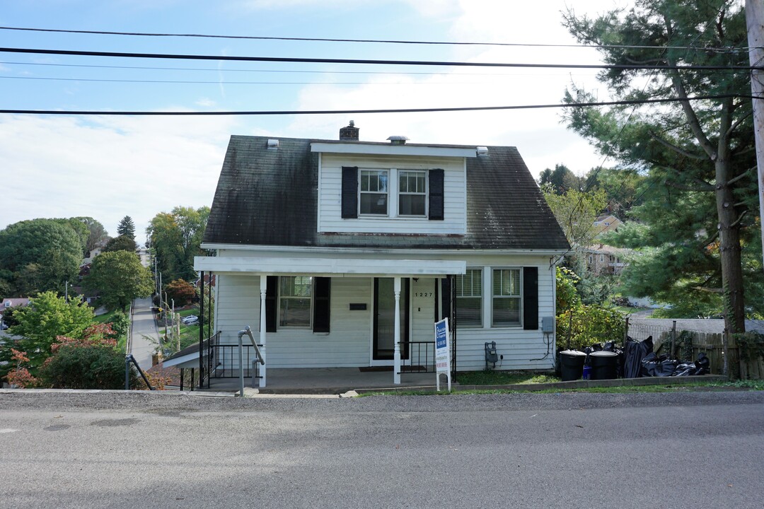 1227 Prospect Ave in Castle Shannon, PA - Building Photo