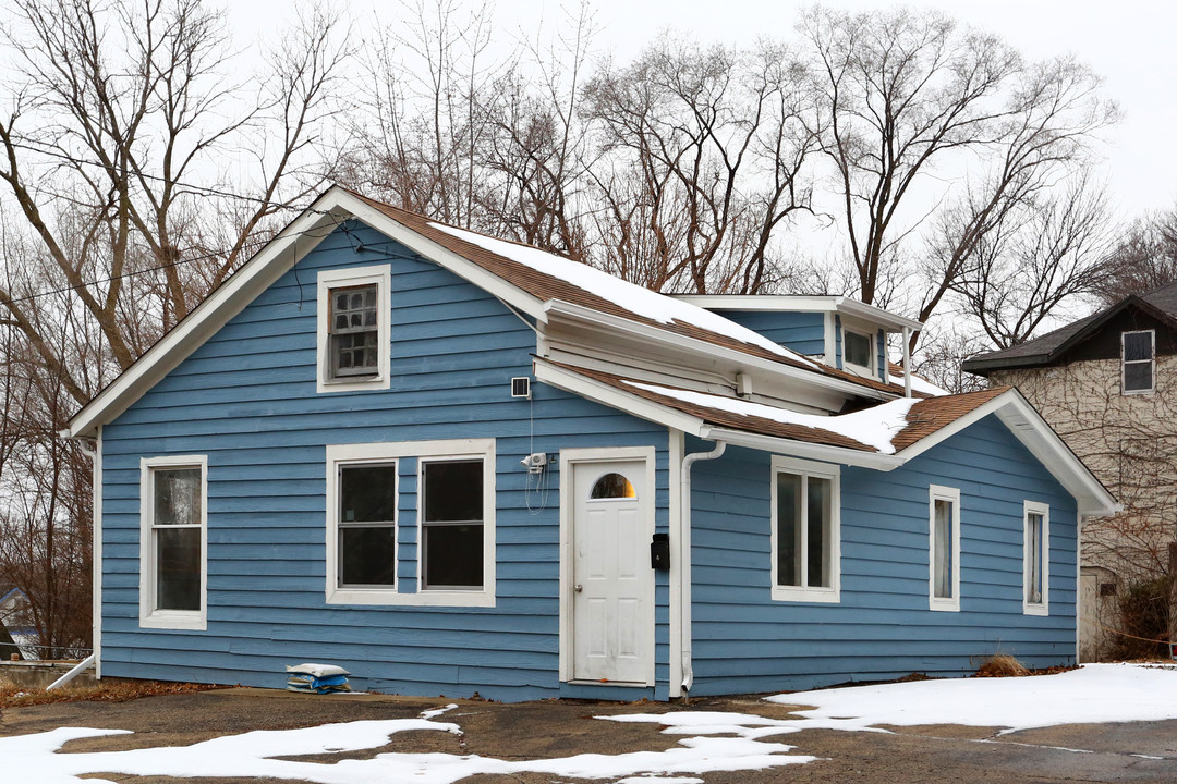 59 S Locust St in Aurora, IL - Building Photo