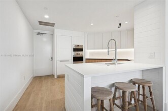 705 Crandon Blvd, Unit 306 in Key Biscayne, FL - Building Photo - Building Photo