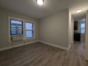 711 W Brompton Ave, Unit 711-49 in Chicago, IL - Building Photo - Building Photo