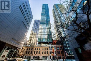 327 King St W in Toronto, ON - Building Photo