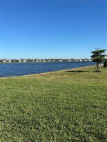 8901 St Kitts Cir in Englewood, FL - Building Photo