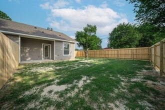 1606 W 5th St in Caldwell, TX - Building Photo - Building Photo