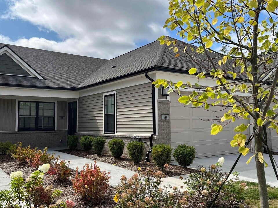 10457 Pickerel Lk Dr in Brighton, MI - Building Photo