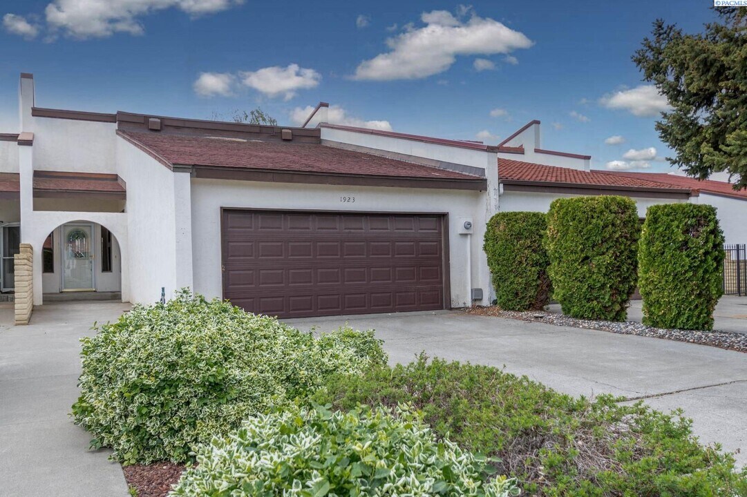 1923 Meadows Dr N in Richland, WA - Building Photo