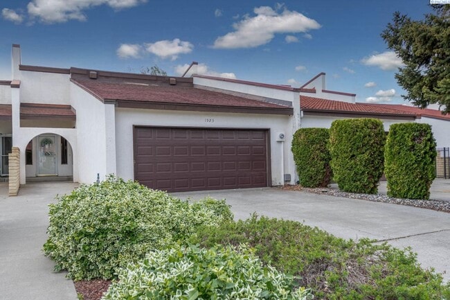 property at 1923 Meadows Dr N