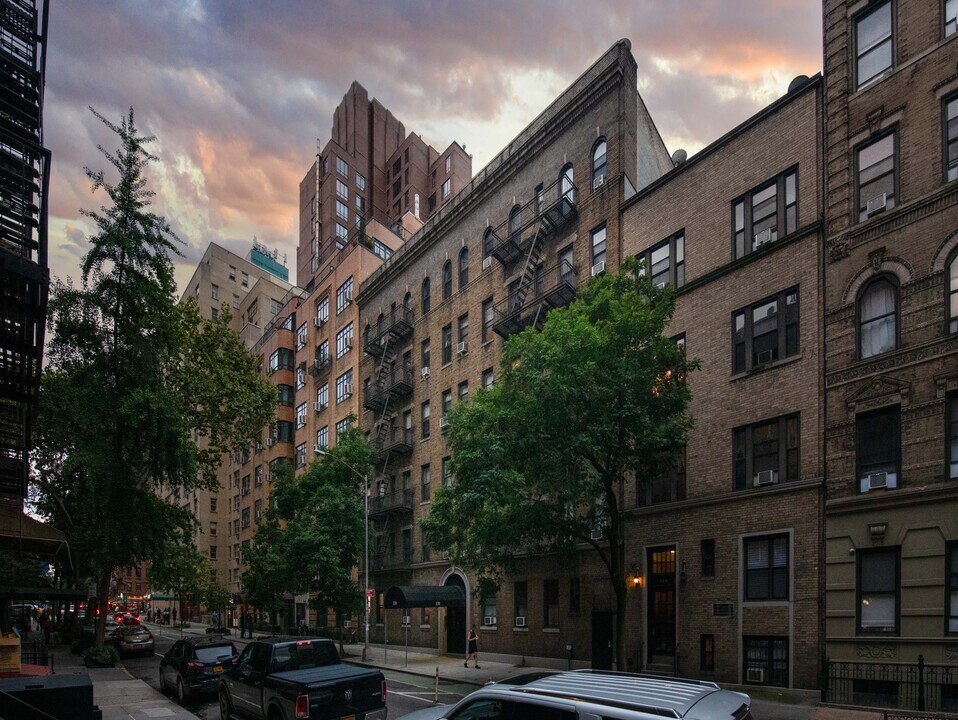 330-334 E 52nd St in New York, NY - Building Photo