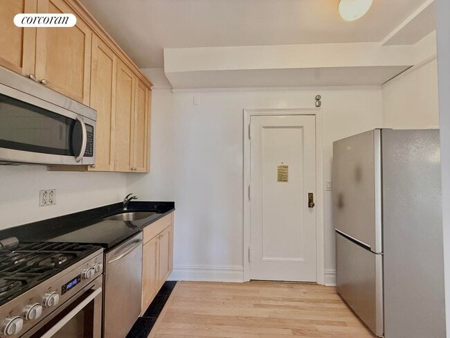 210 E 68th St in New York, NY - Building Photo - Building Photo