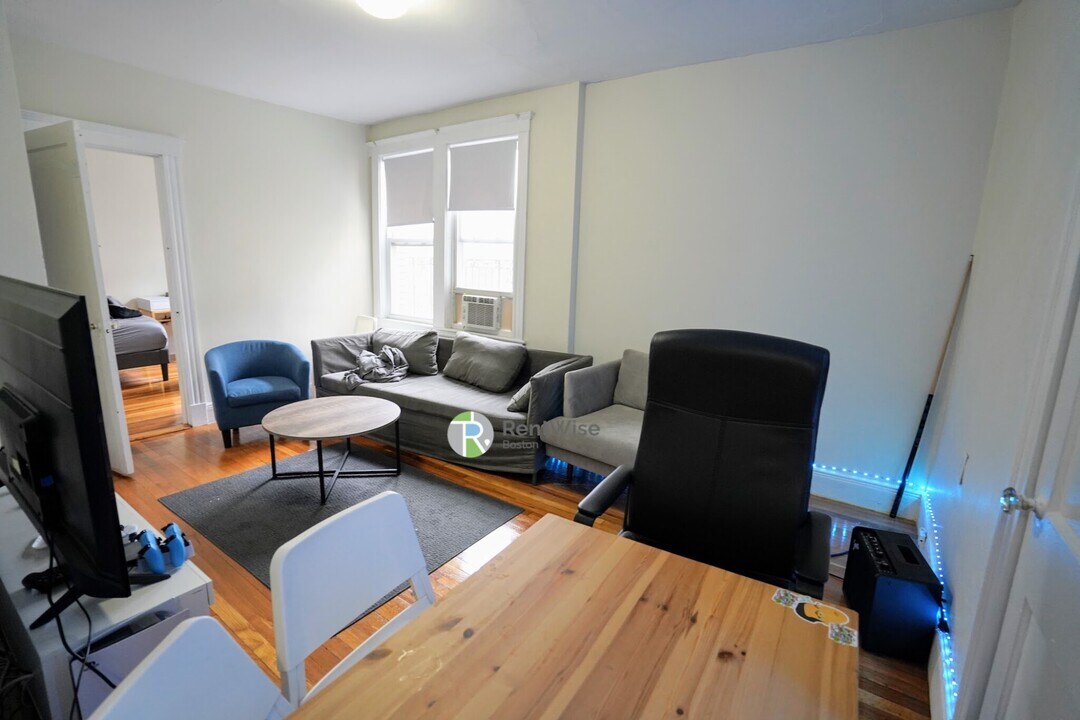 1630 Commonwealth Ave in Boston, MA - Building Photo