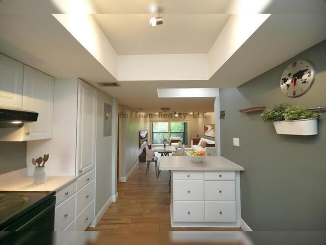 760 S Village Dr in St. Petersburg, FL - Foto de edificio - Building Photo