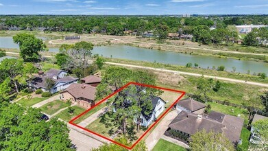 16007 Diana Ln in Houston, TX - Foto de edificio - Building Photo