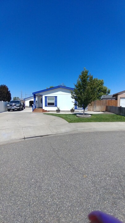 2339 S Buntin Loop in Kennewick, WA - Building Photo