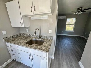 410 S College Dr in Keene, TX - Foto de edificio - Building Photo