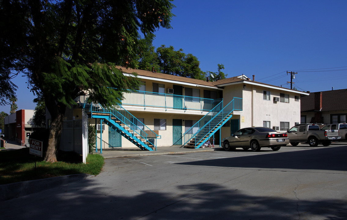 1001 S Belle Ave in Corona, CA - Foto de edificio