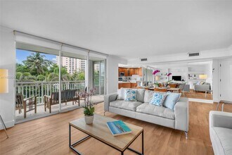 611 Ocean Dr in Key Biscayne, FL - Building Photo - Building Photo