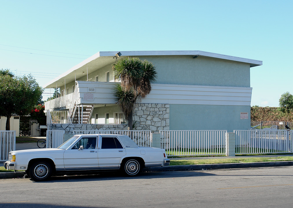 404 W Guinida Ln in Anaheim, CA - Foto de edificio