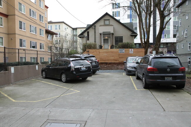 417 Minor Ave N, Unit Apt #1 in Seattle, WA - Foto de edificio - Building Photo