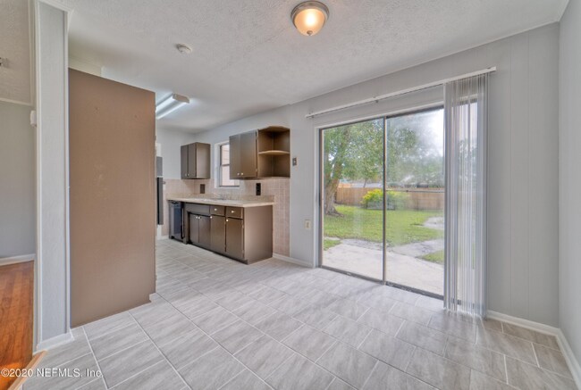 1212 Kennerly Rd in Jacksonville, FL - Foto de edificio - Building Photo