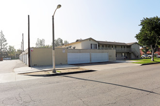 Malden Terrace Apartments in Fullerton, CA - Building Photo - Building Photo