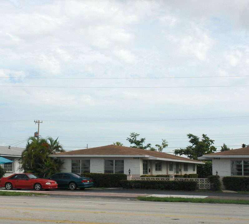 Saba Apartments in Hollywood, FL - Building Photo