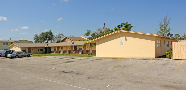 Darch Apartments in Pompano Beach, FL - Building Photo - Building Photo