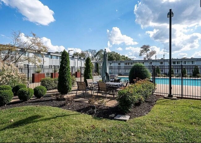 1900 Richard Jones Rd, Unit P4 in Nashville, TN - Foto de edificio - Building Photo