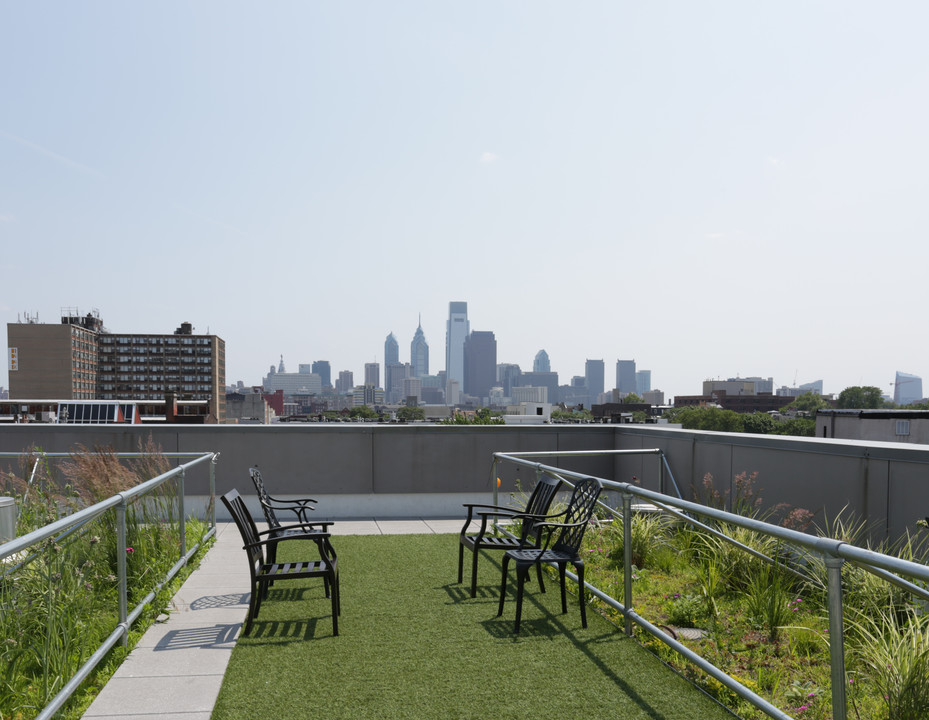 Skyline Apartments in Philadelphia, PA - Building Photo