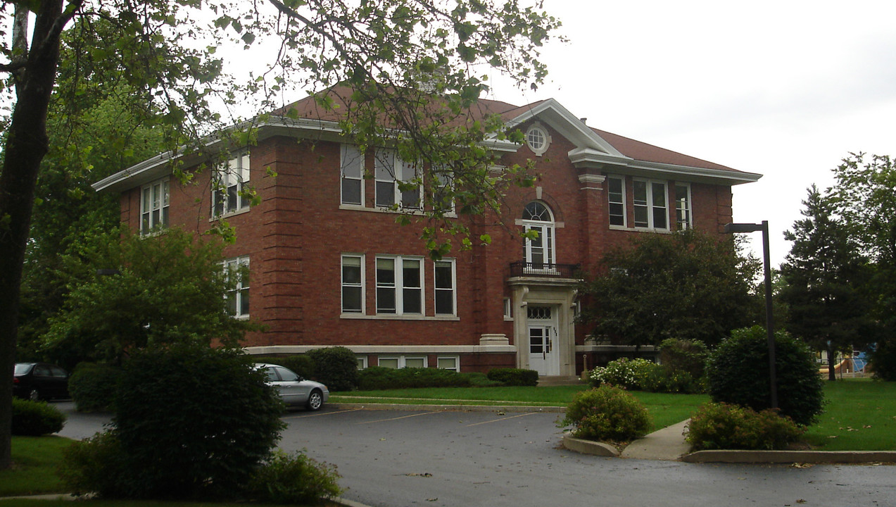 Rogers Hall Apartments in Woodstock, IL - Building Photo