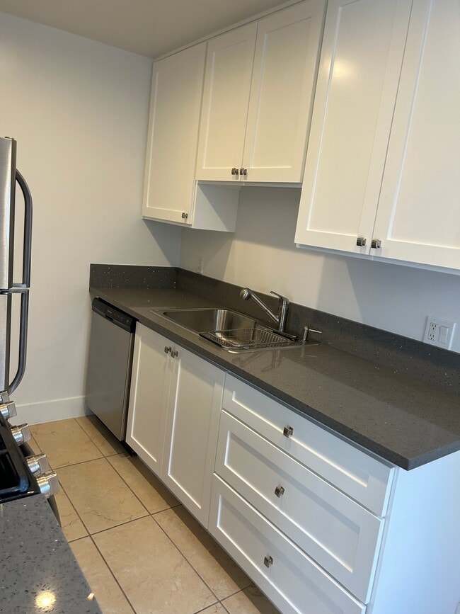 1215 N June St, Unit 5a in Los Angeles, CA - Building Photo - Building Photo